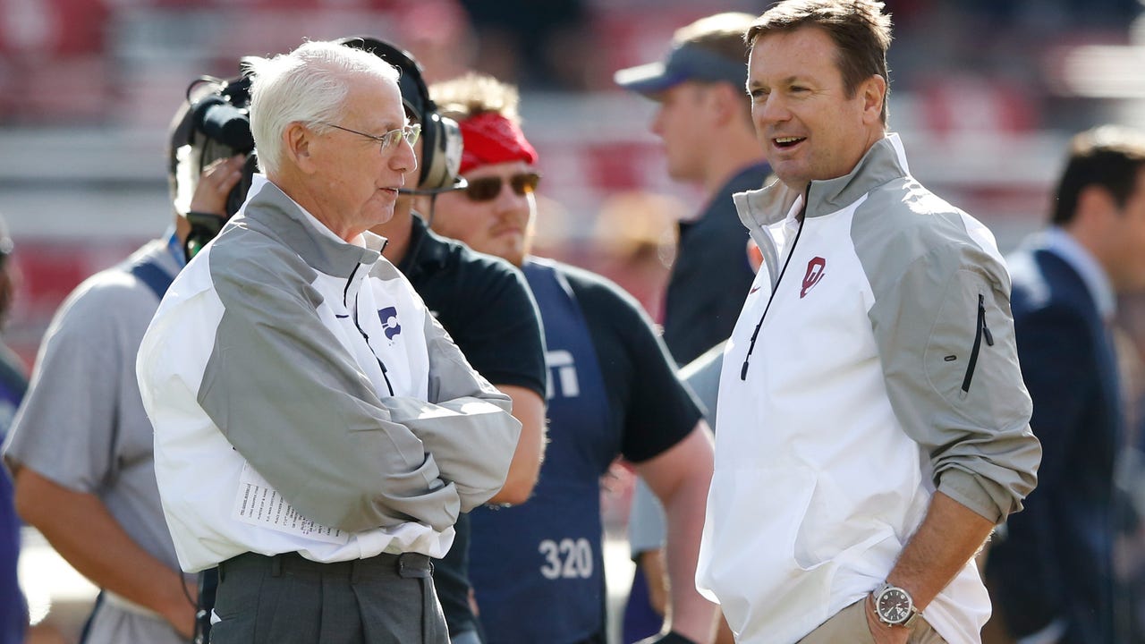 Oklahoma's Stoops doesn't like coaching against K-State's Snyder